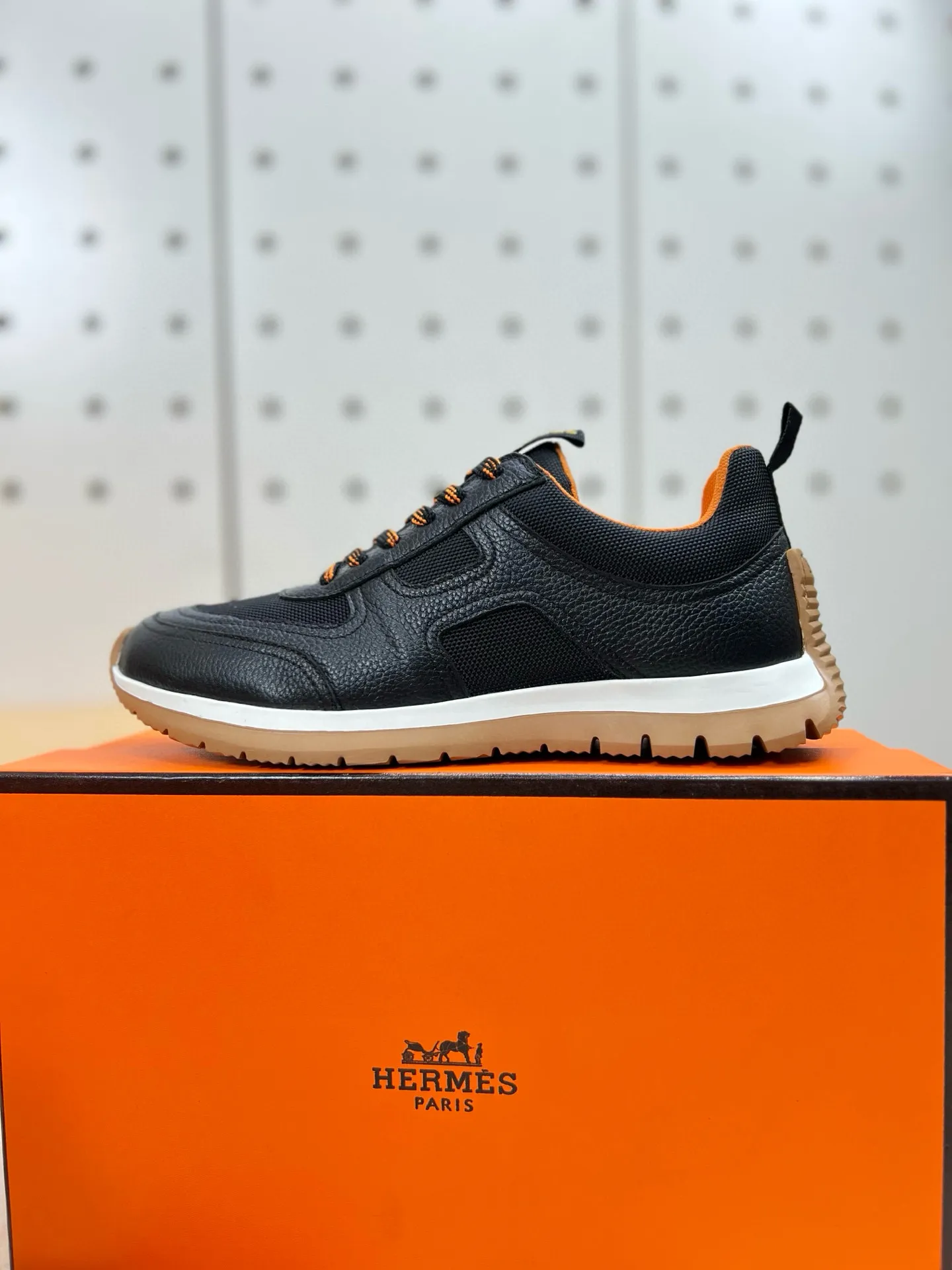 Factory price: 580💰Hermes Jimmy men's sneakers, Hermes high-tech canvas and suede goatskin sneakers with grooved rubber soles. Create a modern hiking style. Honey-colored rubber sole, white rubber midsole, pumpkin-colored high-tech canvas lining Size: 38-44 (45 customized)